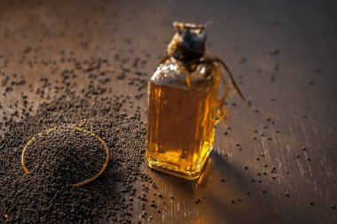 Hardal tohumu görünümünü kadar karanlık gotik renklerde ahşap yüzeyde ayıklanan petrol ile yakın