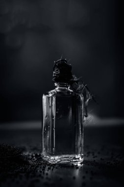 Hardal tohumu görünümünü kadar karanlık gotik renklerde ahşap yüzeyde ayıklanan petrol ile yakın