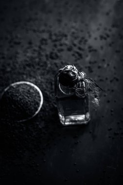 Hardal tohumu görünümünü kadar karanlık gotik renklerde ahşap yüzeyde ayıklanan petrol ile yakın