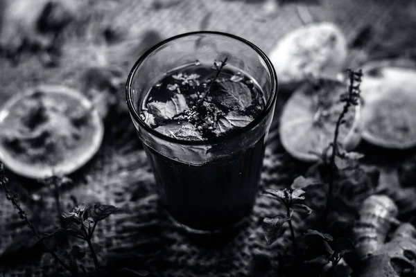 草药克什米尔卡赫马饮料与所有的成分在深色的哥特色 — 图库照片
