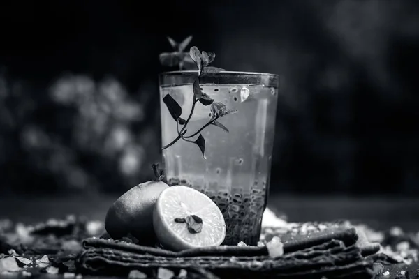 Intian Suosittu Kesäjuoma Sweet Basil Drink Lemon Sokeri Tumma Goottilainen — kuvapankkivalokuva