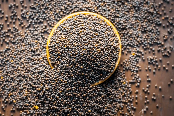 Hardal tohumu bir ahşap yüzey üzerinde küçük bir tabak içinde yakın çekim