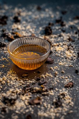 Bal küçük kase ve masada kuru baharat yakın çekim