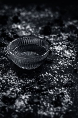 Bal küçük kase ve masada kuru baharat yakın çekim