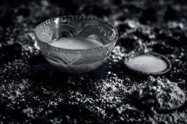 Nohut unu bal ve gül suyu ile yakın çekim