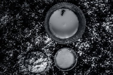 Nohut unu bal ve gül suyu ile yakın çekim 