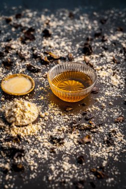 Nohut unu bal ve koyu arka plan üzerinde gül suyu ile