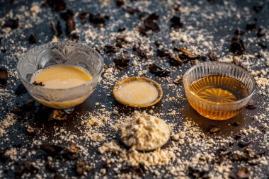 Nohut unu bal ve koyu arka plan üzerinde gül suyu ile