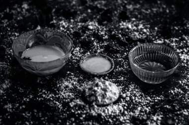 Nohut unu bal ve gül suyu ile yakın çekim 