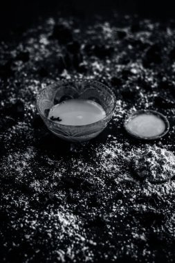 Nohut unu bal ve gül suyu ile yakın çekim