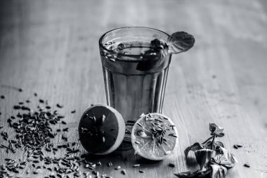 Ahşap masa üzerine dilimlenmiş limon suyuyla rezene, yakın çekim