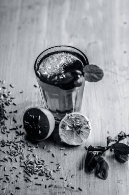 Ahşap masa üzerine dilimlenmiş limon suyuyla rezene