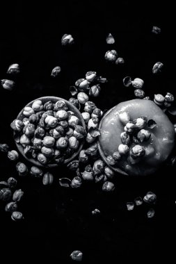 Kavrulmuş nohut ve jaggery kapat 