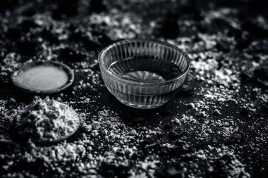 Bal küçük kase ve masada kuru baharat yakın çekim