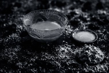 Bal ve baharat masada küçük kase