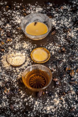 Nohut unu bal ve kahverengi zemin üzerine gül suyu ile