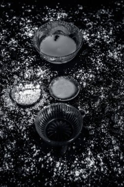 Nohut unu bal ve gül suyu ile yakın çekim