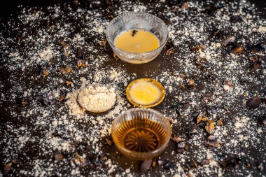 Nohut unu bal ve kahverengi zemin üzerine gül suyu ile