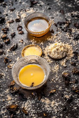 Nohut unu bal ve kahverengi zemin üzerine gül suyu ile