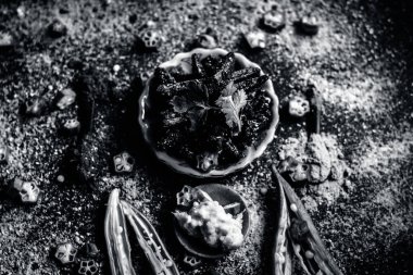 Popüler Hint Brunch yemek bharli bindi baharatlar ile 