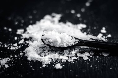 Siyah arka plan üzerine küçük kaşık kafur kristallerinin yakın çekim