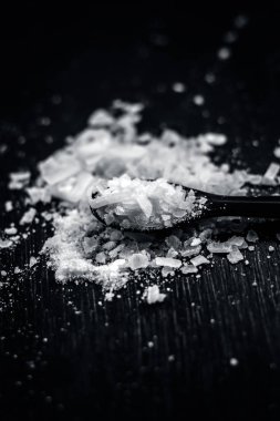 Kafur toz siyah arka plan üzerine küçük kaşık içinde yakın çekim