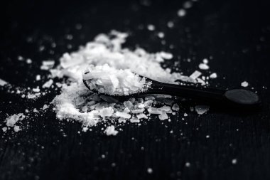 Kafur toz siyah arka plan üzerine küçük kaşık içinde yakın çekim