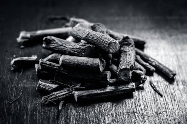 Bir Ayurveda meyan köküne ahşap masa üzerinde Kapat