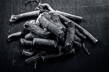 Ayurveda meyan kökü kökleri ve ahşap masa üzerindeki fişlere yakın