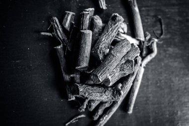 Bir Ayurveda meyan köküne ahşap masa üzerinde Kapat