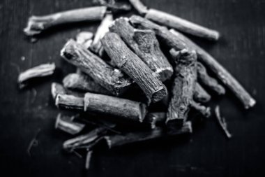 Bir Ayurveda meyan köküne ahşap masa üzerinde Kapat