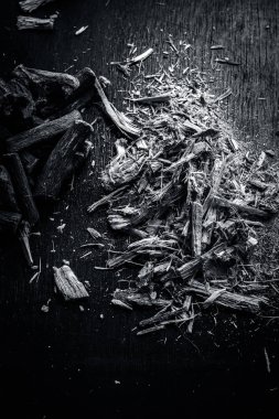 Ayurveda meyan kökü kökleri ve ahşap masa üzerindeki fişlere yakın