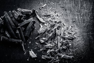 Ayurveda meyan kökü kökleri ve koyu ahşap masa üzerindeki fişlere