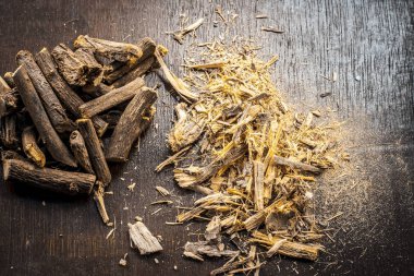 Koyu ahşap masa üzerinde bir Ayurveda meyan köküne üstten görünüm