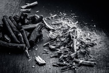 bir ahşap masa üzerinde meyan köküne yakın çekim