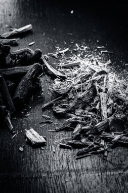 bir ahşap masa üzerinde meyan köküne yakın çekim