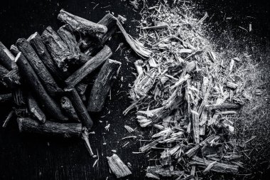 bir ahşap masa üzerinde meyan köküne yakın çekim