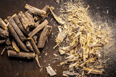 Koyu ahşap masa üzerinde bir Ayurveda meyan köküne üstten görünüm