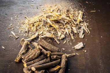 Koyu ahşap masa üzerinde bir Ayurveda meyan köküne yüksek açılı görünüş