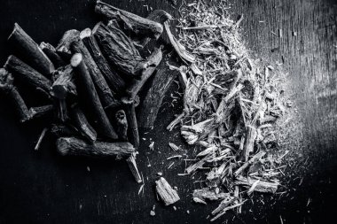 bir ahşap masa üzerinde meyan köküne yakın çekim