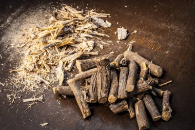 Koyu ahşap masa üzerinde bir Ayurveda meyan köküne yüksek açılı görünüş