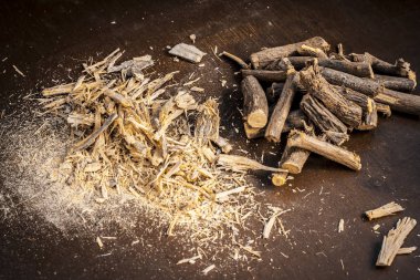 Ayurveda meyan kökü kökleri koyu ahşap masa üzerinde
