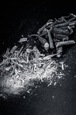 Ayurveda meyan kökü kökleri ve koyu ahşap masa üzerindeki fişlere