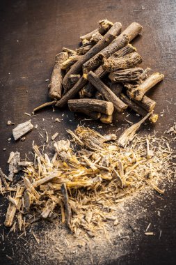 Ayurveda meyan kökü kökleri koyu ahşap masa üzerinde