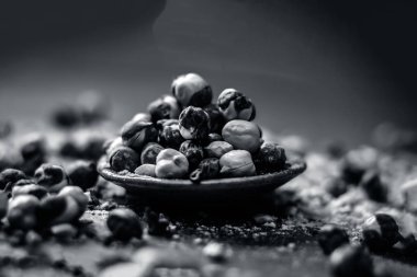 Kabın içinde kavrulmuş nohut, yakın çekim