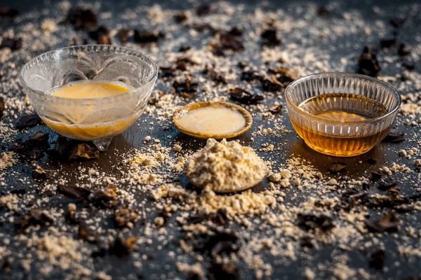 Nohut unu bal ve koyu arka plan üzerinde gül suyu ile