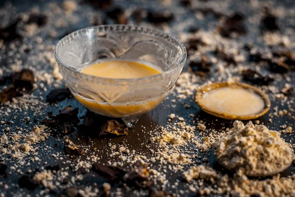 Nohut unu bal ve koyu arka plan üzerinde gül suyu ile