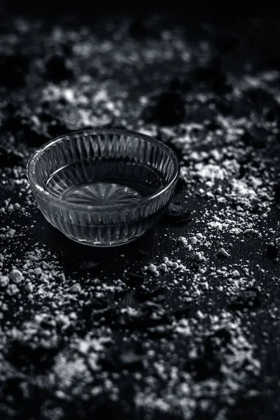 Bal küçük kase ve masada kuru baharat yakın çekim