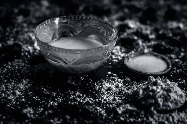 Nohut unu bal ve gül suyu ile yakın çekim