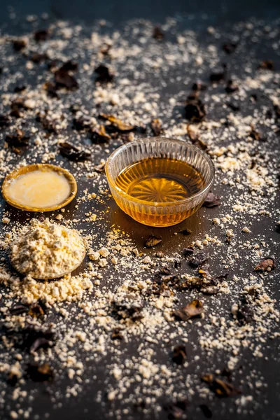 Nohut unu bal ve koyu arka plan üzerinde gül suyu ile